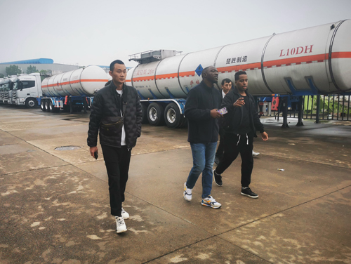 African clients visited the company to inspect the aircraft refueling truck project.